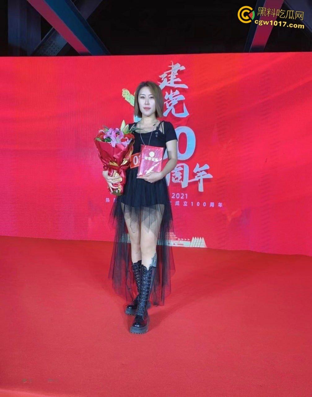 西安某公司优秀党员【方慧】，和单位领导开房偷情，还被领导pua不带套，穿着情趣制服被猛插内射！