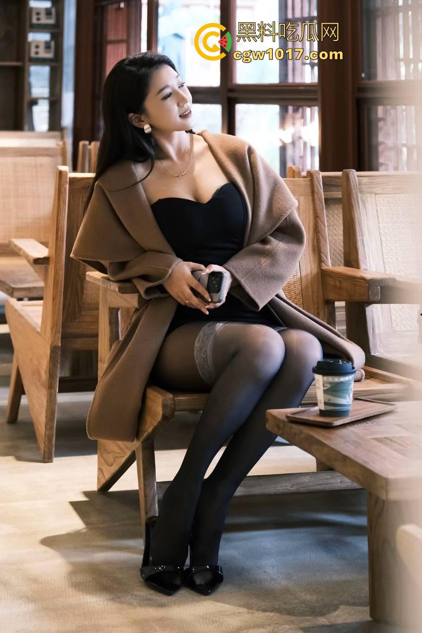 佛山创业产业园某静吧卡座惊现情侣缠绵！音乐轰鸣霓虹闪烁，美腿御姐诱惑拔屌手撸，干柴变成烈火上演活春宫！