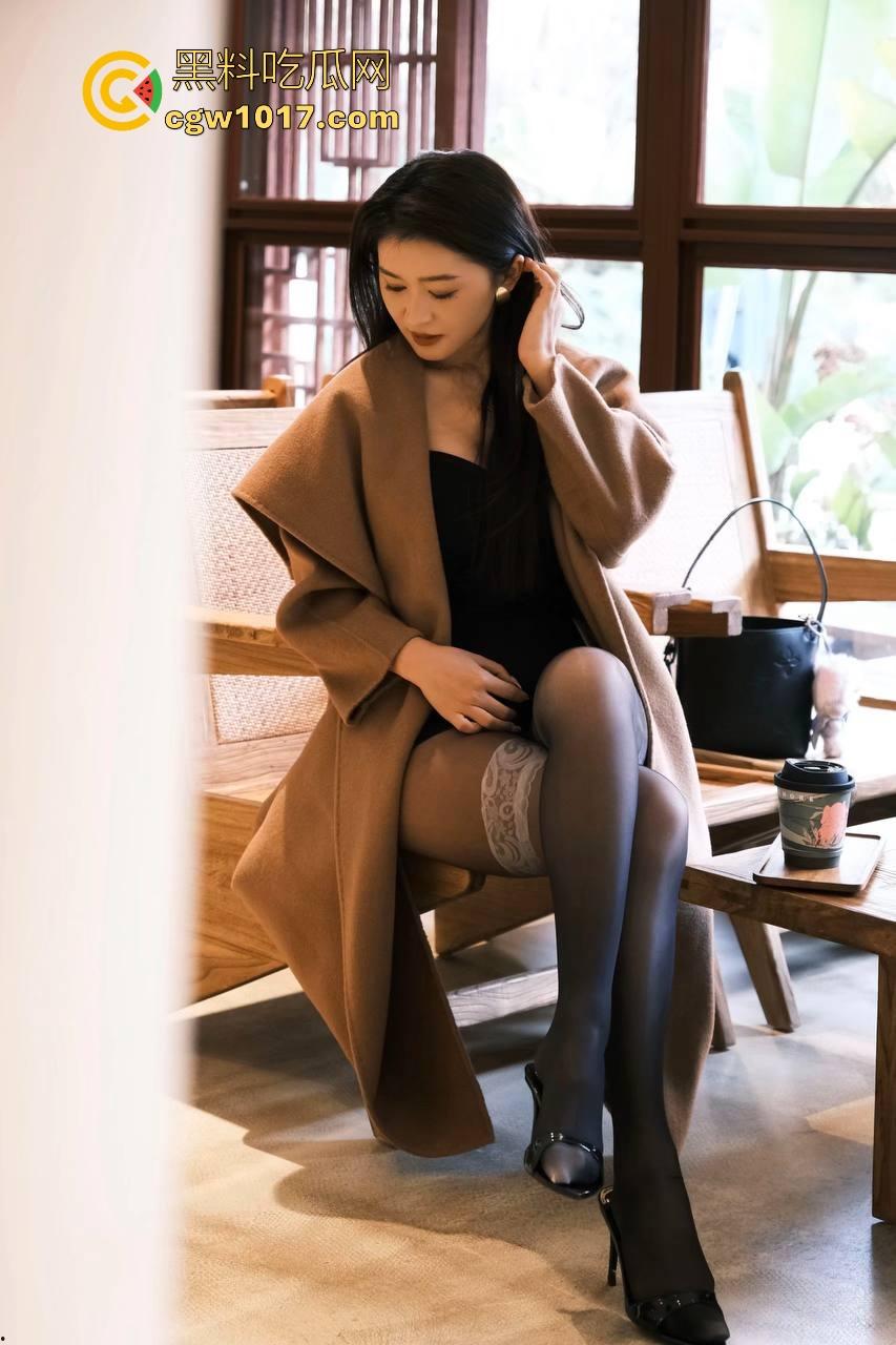 佛山创业产业园某静吧卡座惊现情侣缠绵!音乐轰鸣霓虹闪烁,美腿御姐诱惑拔屌手撸,干柴变成烈火上演活春宫!