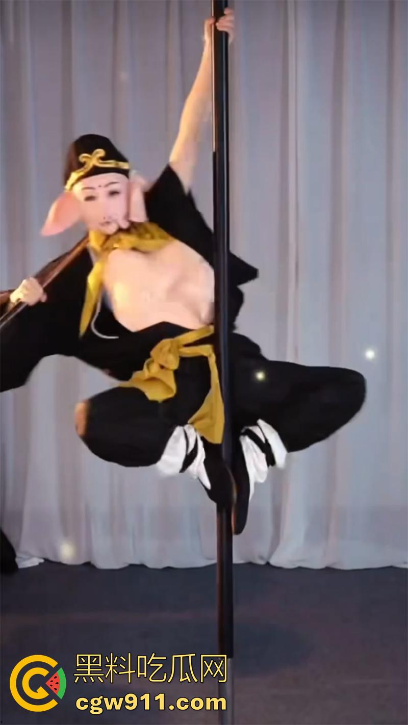 抖音钢管舞网红【坏空空 】,顶级长腿美女竟扮演猪八戒,袒胸露乳直播钢管舞,八戒要有这身材,唐僧也扛不住吧!