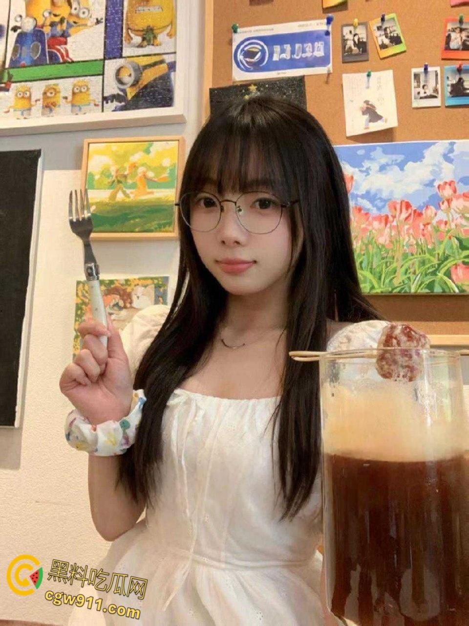 沈阳农业大学研究生【贺芳欣】,被前男友肆意调教无套爆操,玩腻后惨遭抛弃,眼镜妹不仅反差还傻白甜 !