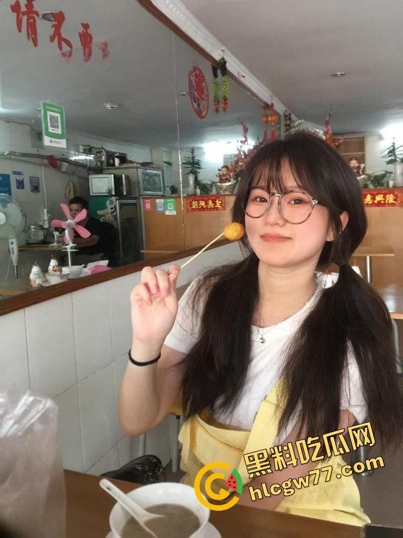 武汉文理学院【吴婧妍】外表清纯的眼镜妹 沦为金主爸爸的性爱玩物 主动发裸照勾引求操 十分的反差!