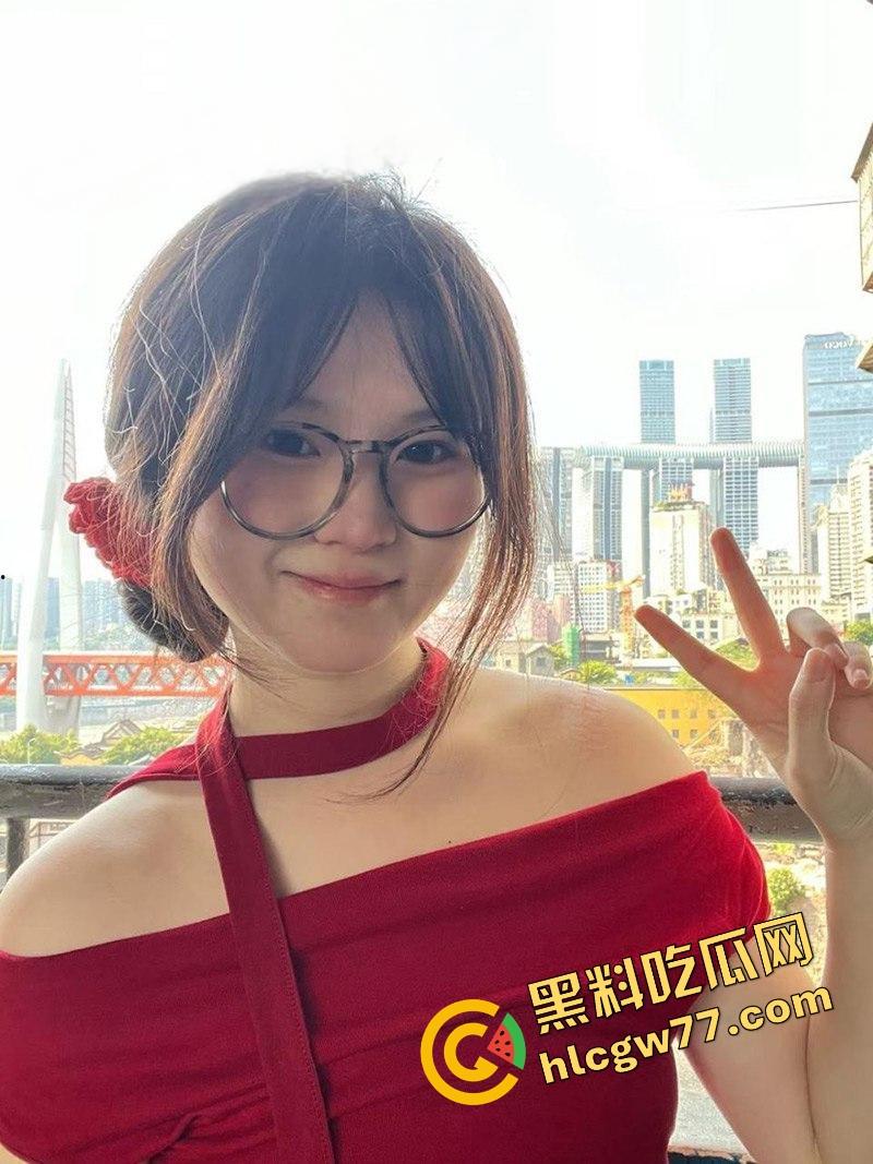 武汉文理学院【吴婧妍】外表清纯的眼镜妹 沦为金主爸爸的性爱玩物 主动发裸照勾引求操 十分的反差!