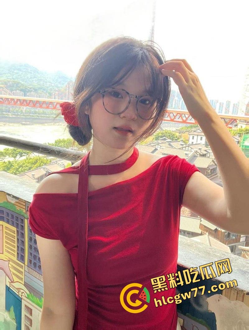 武汉文理学院【吴婧妍】外表清纯的眼镜妹 沦为金主爸爸的性爱玩物 主动发裸照勾引求操 十分的反差!