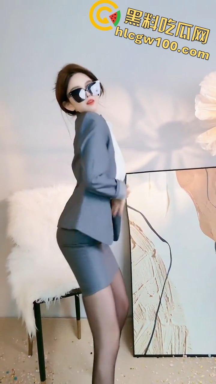 抖音反差婊【知洲】,榜一大哥定制骚舞,蕾丝丁字渔网袜,丰乳肥臀大骚逼