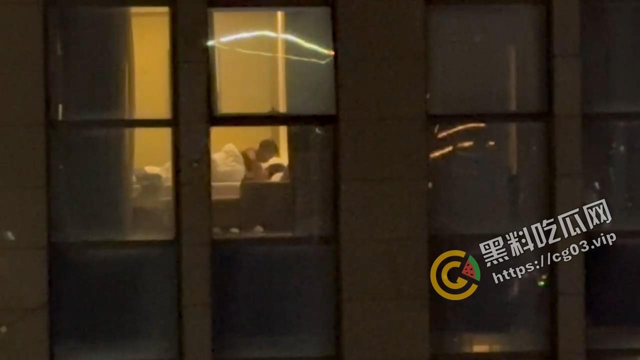 偷拍酒店落地窗激情床戏 疑似叫鸡