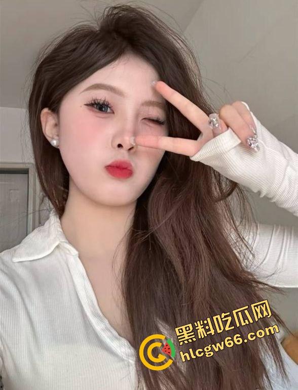 女友闺蜜【赵汝】开档丝袜被中出，御姐脸傻白甜性格，深情舔屌主动骑坐，小穴松垮得像被操穿！