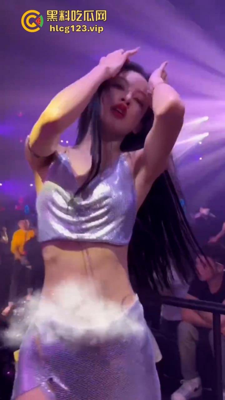 现在的夜店吃得这么好吗?妹子身材火辣还酒量大 你想不想带走她?