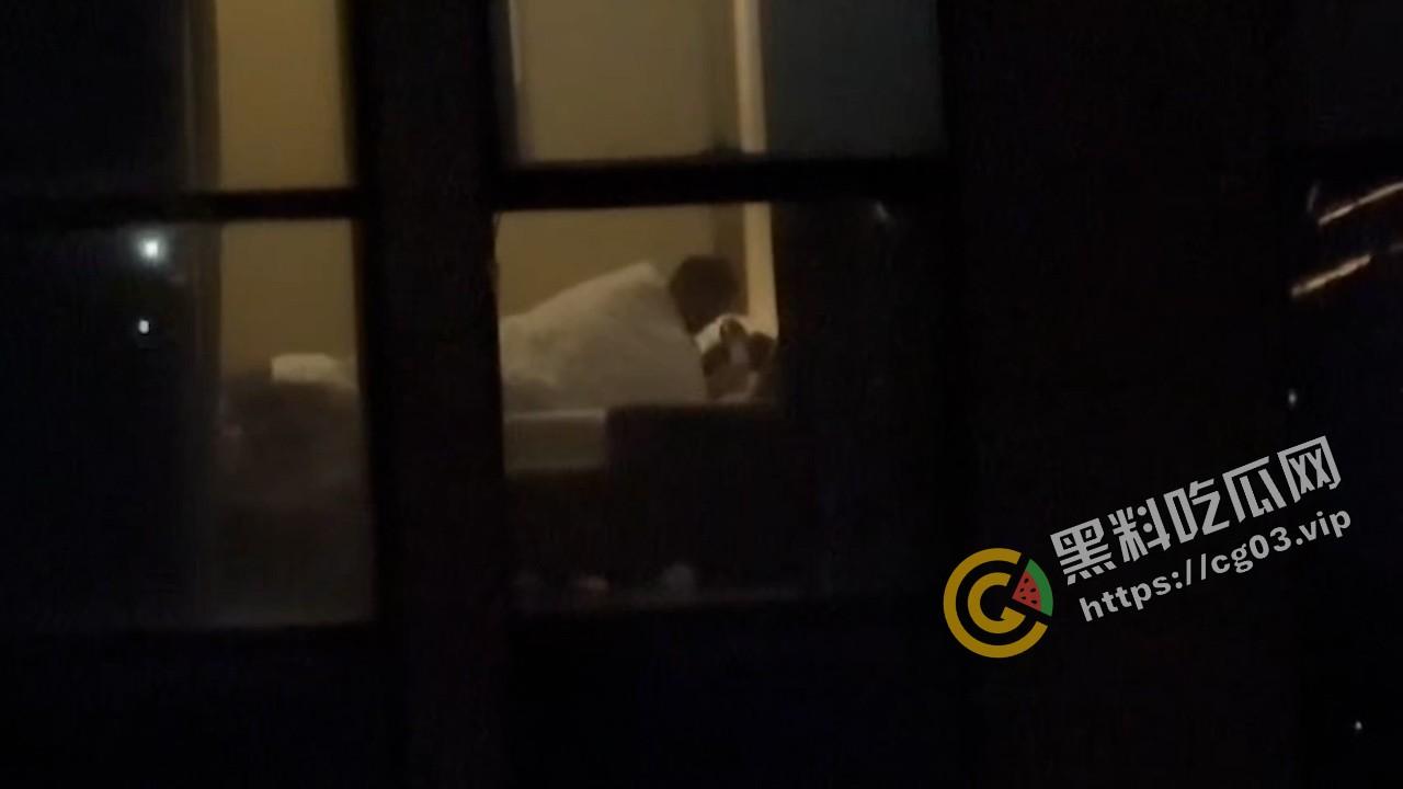 偷拍酒店落地窗激情床戏 疑似叫鸡