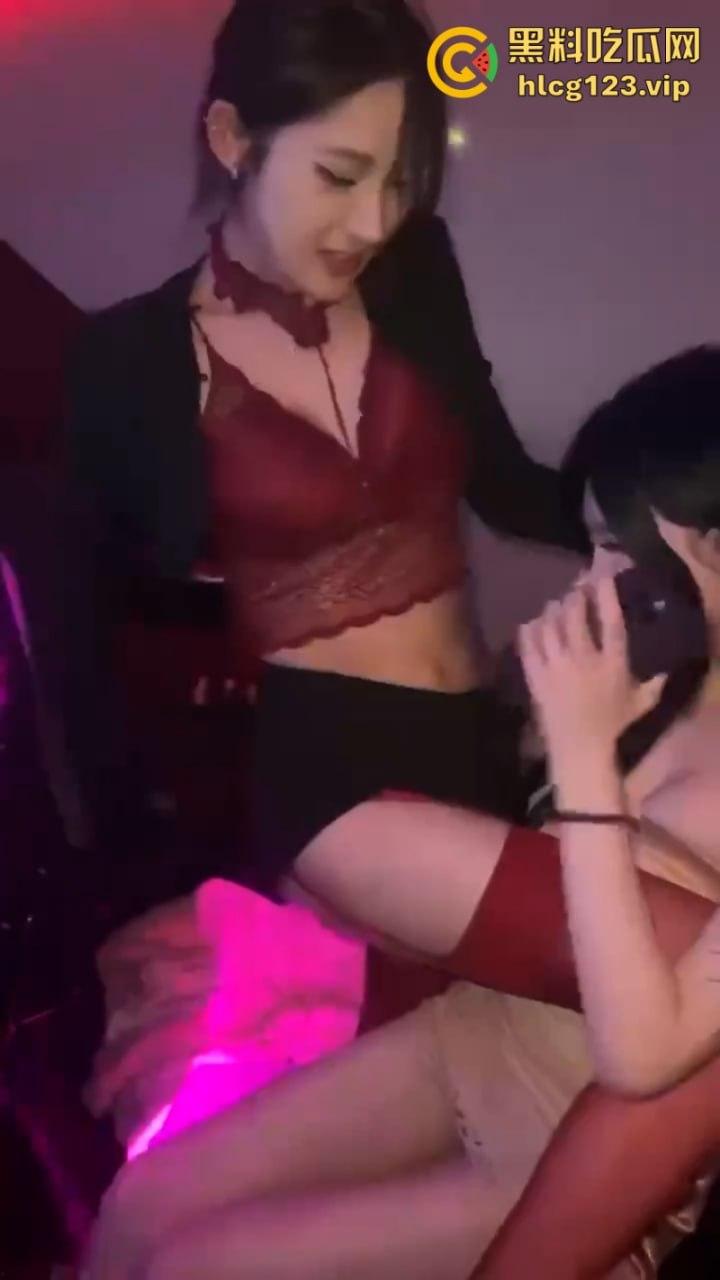 现在的夜店吃得这么好吗?妹子身材火辣还酒量大 你想不想带走她?