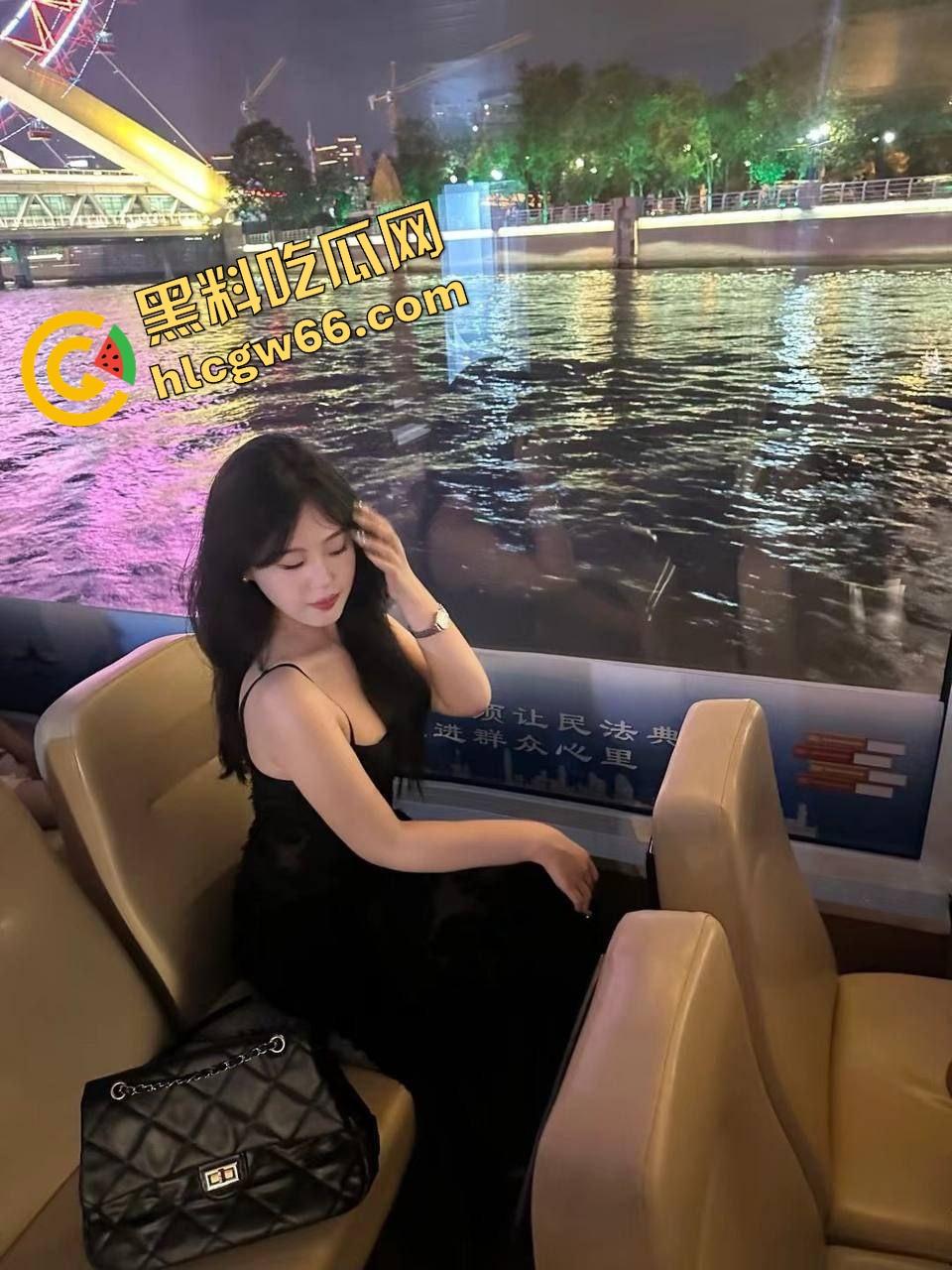 女友闺蜜【赵汝】开档丝袜被中出,御姐脸傻白甜性格,深情舔屌主动骑坐,小穴松垮得像被操穿!