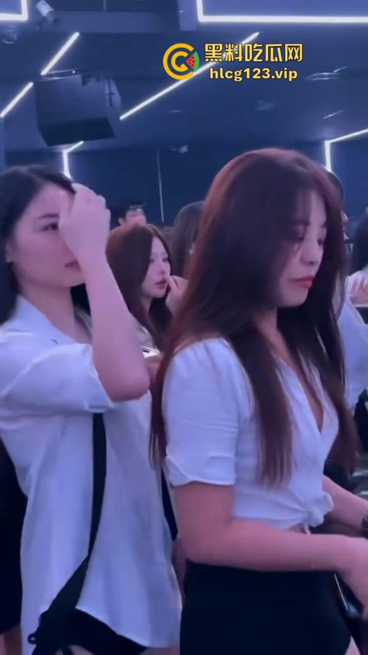 现在的夜店吃得这么好吗?妹子身材火辣还酒量大 你想不想带走她?