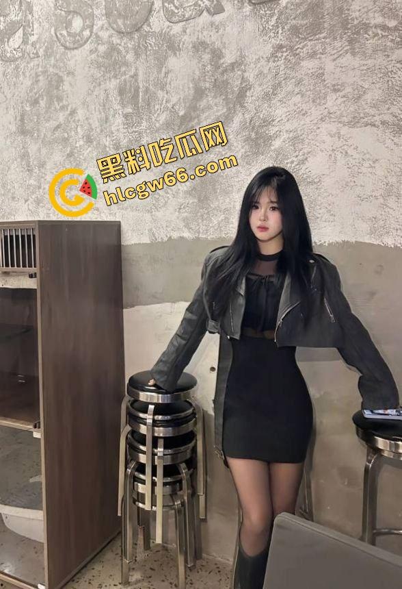 女友闺蜜【赵汝】开档丝袜被中出,御姐脸傻白甜性格,深情舔屌主动骑坐,小穴松垮得像被操穿!