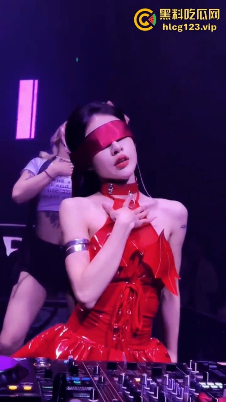 现在的夜店吃得这么好吗?妹子身材火辣还酒量大 你想不想带走她?