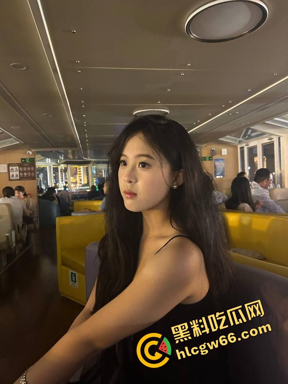 女友闺蜜【赵汝】开档丝袜被中出,御姐脸傻白甜性格,深情舔屌主动骑坐,小穴松垮得像被操穿!