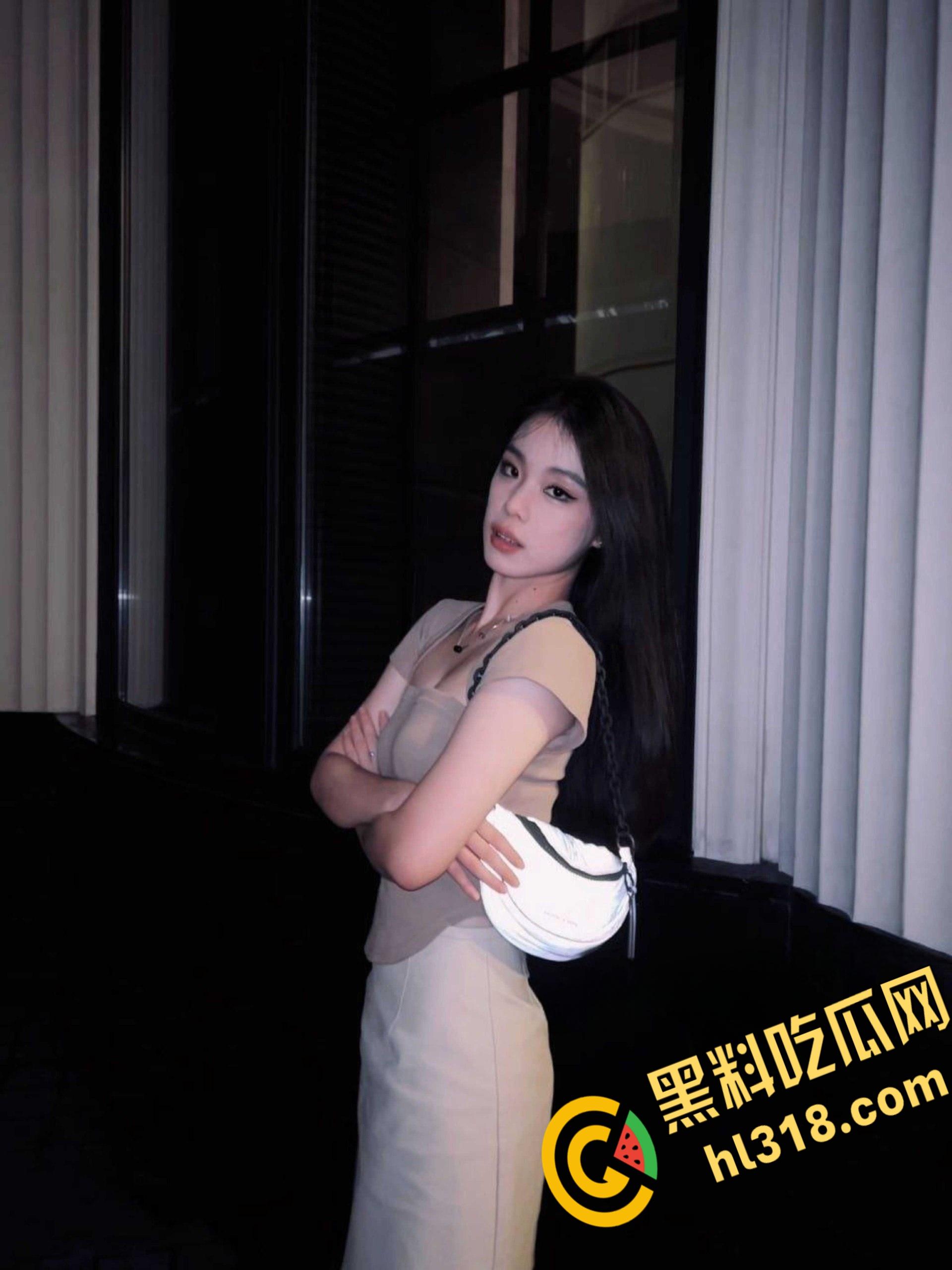 猛干极品小白虎天津大学舍友女友,圆润巨乳丰臀细腰乃人间尤物,紧致的小穴着包裹肉棒,这偷情偷到家门口了