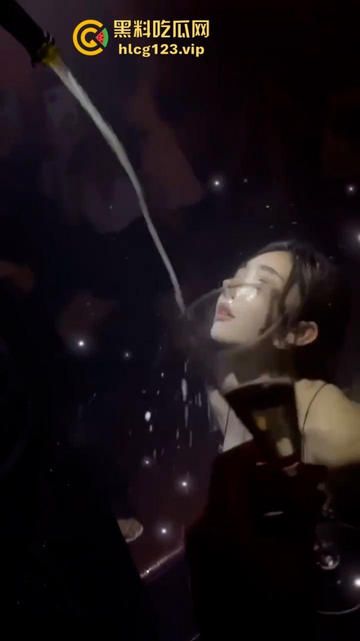 现在的夜店吃得这么好吗?妹子身材火辣还酒量大 你想不想带走她?