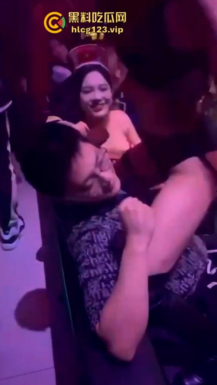 现在的夜店吃得这么好吗?妹子身材火辣还酒量大 你想不想带走她?