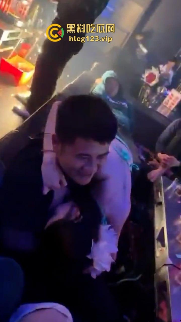 现在的夜店吃得这么好吗?妹子身材火辣还酒量大 你想不想带走她?