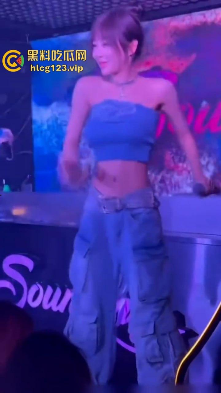 现在的夜店吃得这么好吗?妹子身材火辣还酒量大 你想不想带走她?