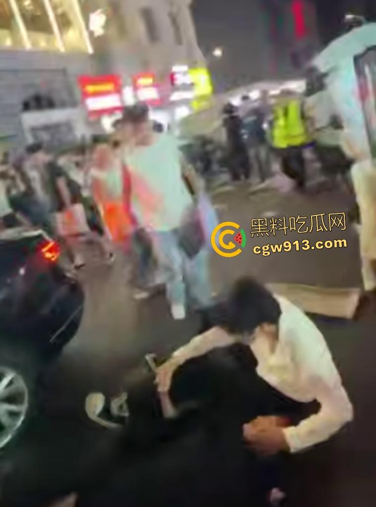 9月6日武汉江汉路车祸!苏A醉驾狂魔中元节化身人间杀器,冲撞行人,最少死伤七八个,是不是鬼上身了?