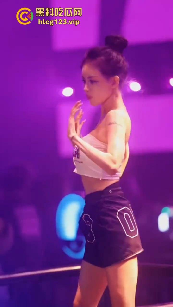 现在的夜店吃得这么好吗?妹子身材火辣还酒量大 你想不想带走她?
