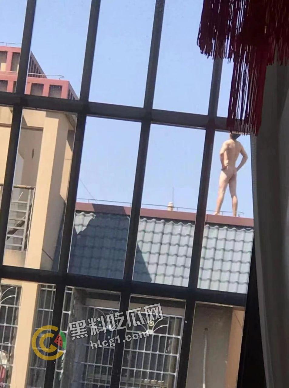 男子全裸跳楼,疑遭重大打击引发极端行为,围观群众目瞪口呆!