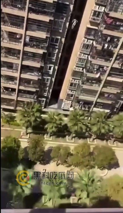 男子全裸跳楼,疑遭重大打击引发极端行为,围观群众目瞪口呆!