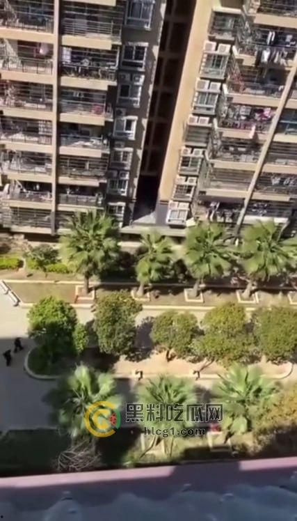 男子全裸跳楼,疑遭重大打击引发极端行为,围观群众目瞪口呆!