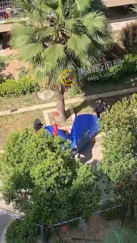 男子全裸跳楼,疑遭重大打击引发极端行为,围观群众目瞪口呆!