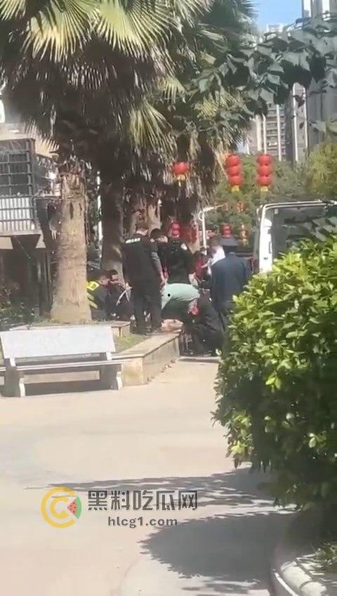 男子全裸跳楼,疑遭重大打击引发极端行为,围观群众目瞪口呆!