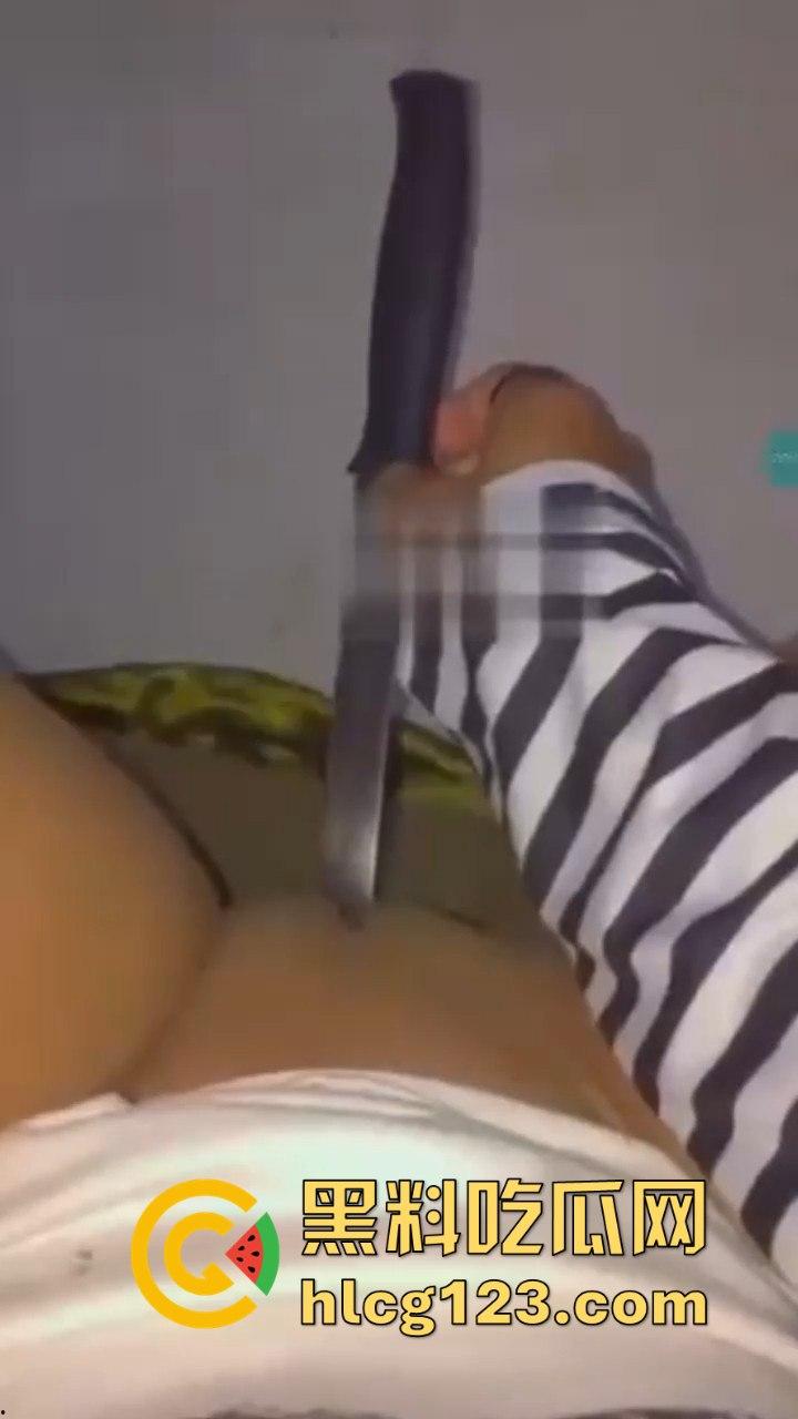 命悬一线的自慰方式？国外白虎妹用长刀自慰，刀光剑影间的快感与危险齐飞！