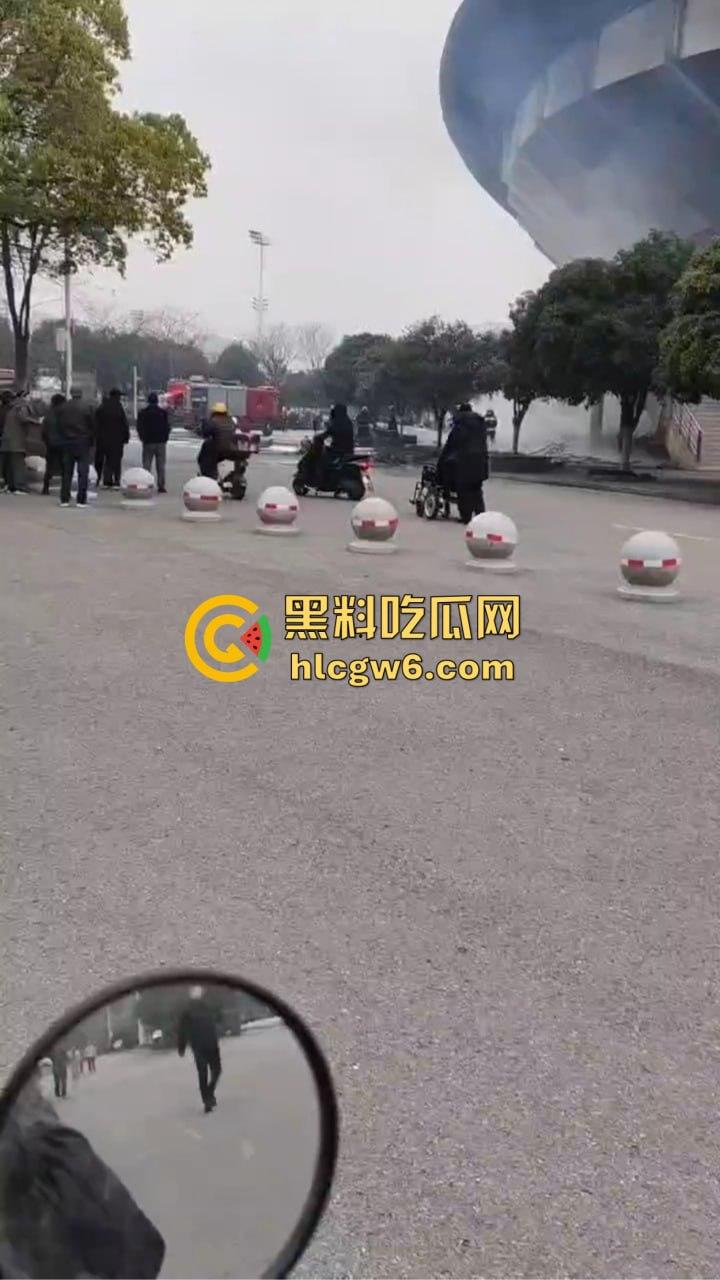 无人机大闹荆州奥体中心,飞行器自作主张冲向构筑物,伤者急救中 飞行员估计没上过航校?