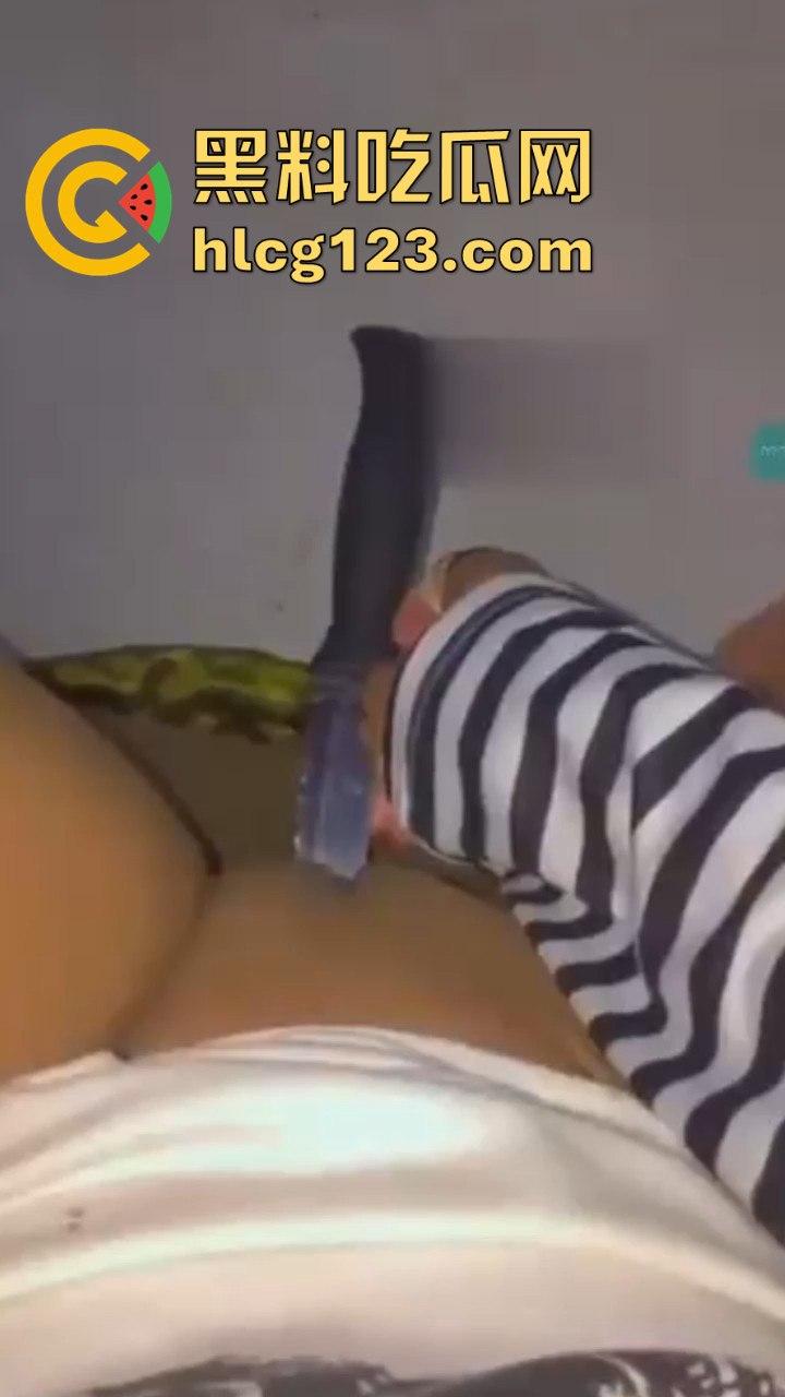 命悬一线的自慰方式?国外白虎妹用长刀自慰,刀光剑影间的快感与危险齐飞!
