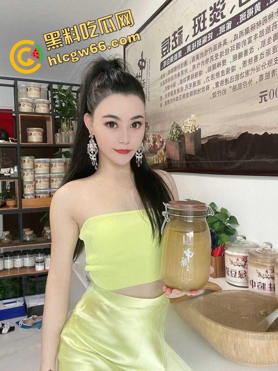 开718假装富婆?深圳大奶女【林梦雪】扯下假名媛滤镜,被爆勾引金主换资源,骚片外泄骚逼翻天!