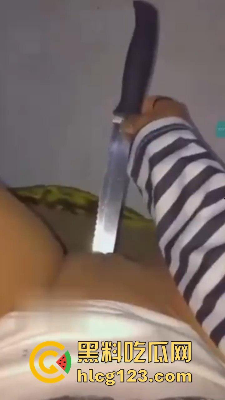命悬一线的自慰方式?国外白虎妹用长刀自慰,刀光剑影间的快感与危险齐飞!