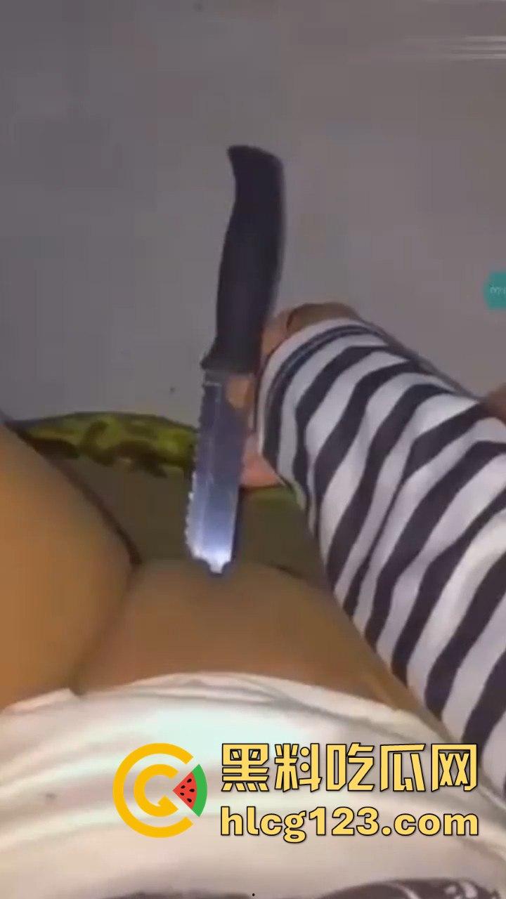 命悬一线的自慰方式?国外白虎妹用长刀自慰,刀光剑影间的快感与危险齐飞!