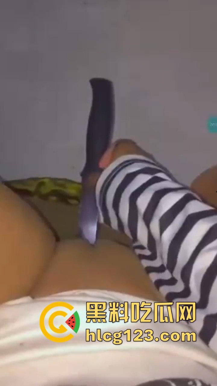 命悬一线的自慰方式?国外白虎妹用长刀自慰,刀光剑影间的快感与危险齐飞!