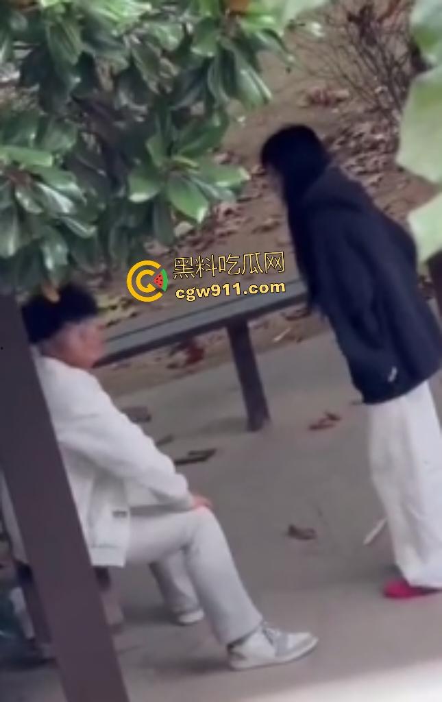 徐州技师学院情侣凉亭,网红小树林户外野战,高颜值女技师骑乘男友隔裤狂磨,精液淫水搞湿裤裆!