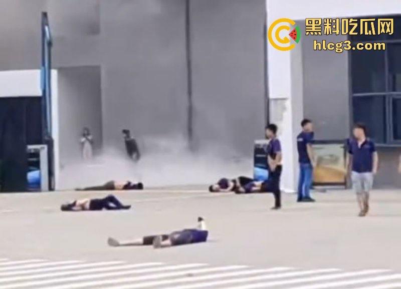 “献忠遍地走 中老年献忠持刀 年轻献忠驾车”中山一小车连撞多车撞飞行人多人受伤