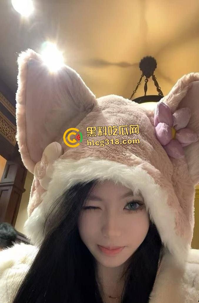 不知又是哪条舔狗的高冷女神变母狗，含情脉脉舔鸡巴，嘴巴大到吞下巨根！