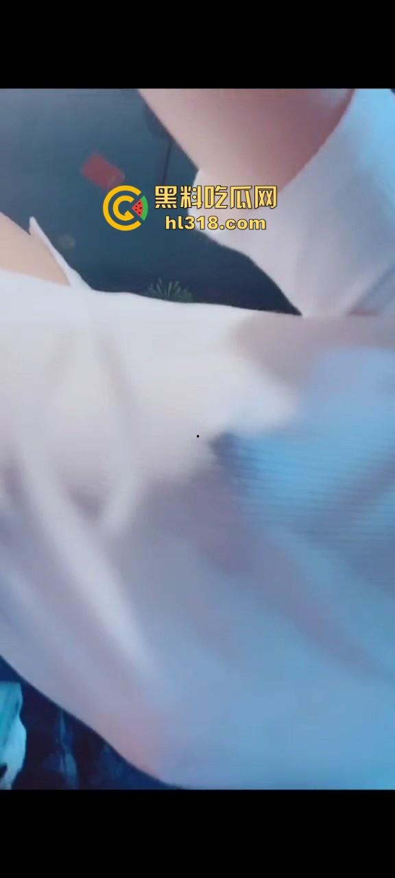 抖音pk偶遇湿身漏奶主播,一开始平平无奇,直到黑色奶点出现,极其诱惑这都不封的吗?