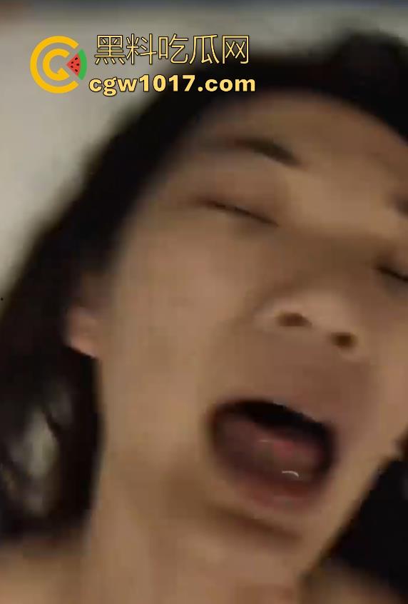 东北师范学大学淫荡小母狗【魏梦】与男友做爱视频曝光,日常花式做爱镜头面前大胆展示小嫩逼,真是应了那句十个眼镜九个骚!