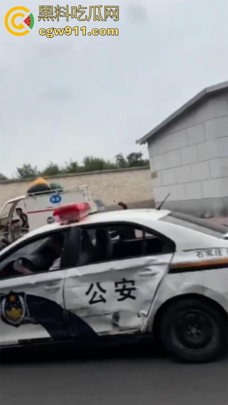 石家庄和平路高架，一男子抢夺了一辆警车，一路连撞数人，最终被多辆警车合力逼停，现场多人受伤。