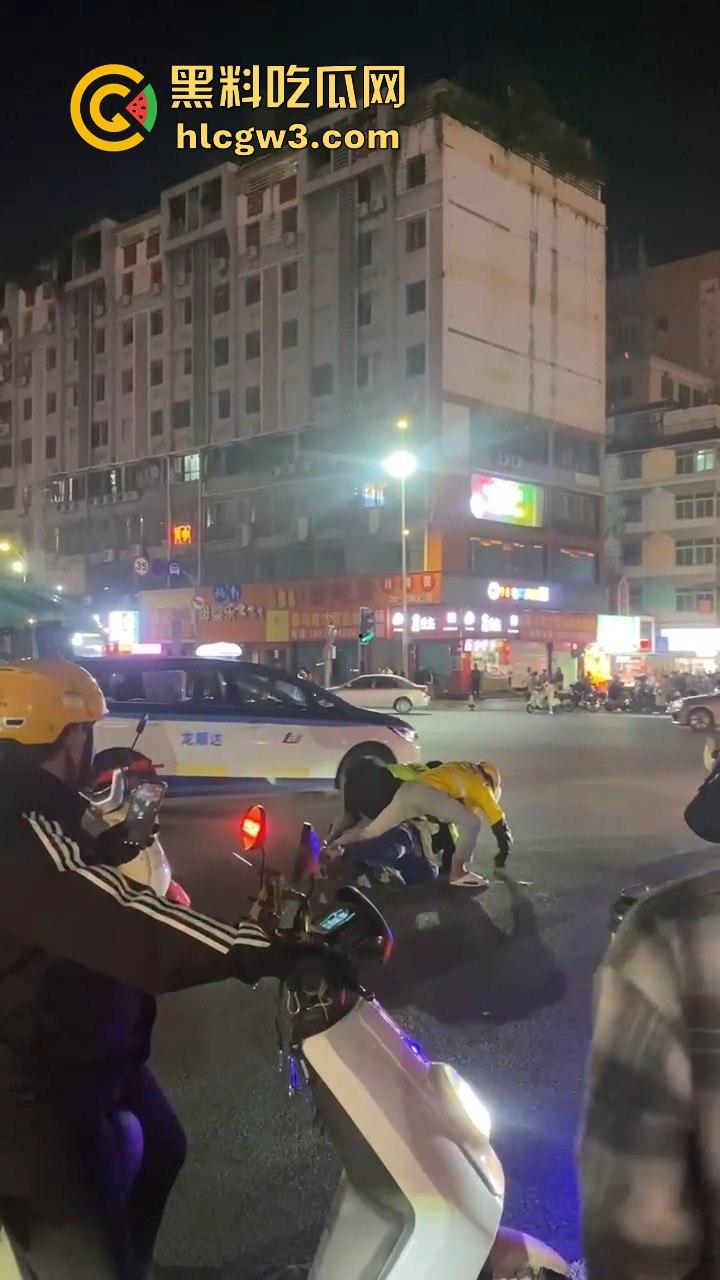 杭州外卖员和电动车大哥互殴升级,交警劝架却被袭!外卖小哥瞬间变身正义化身,见义勇为制服疯大哥