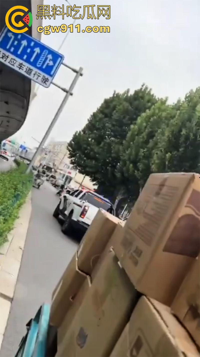 石家庄和平路高架,一男子抢夺了一辆警车,一路连撞数人,最终被多辆警车合力逼停,现场多人受伤。