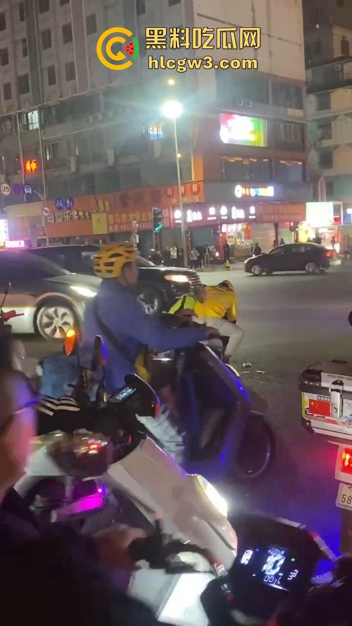 杭州外卖员和电动车大哥互殴升级,交警劝架却被袭!外卖小哥瞬间变身正义化身,见义勇为制服疯大哥