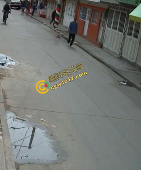 国外街头暗杀现场曝光：男子被暴徒直接爆头，警察瞬间反击，匪徒命丧街头，剩者逃窜，命运堪忧