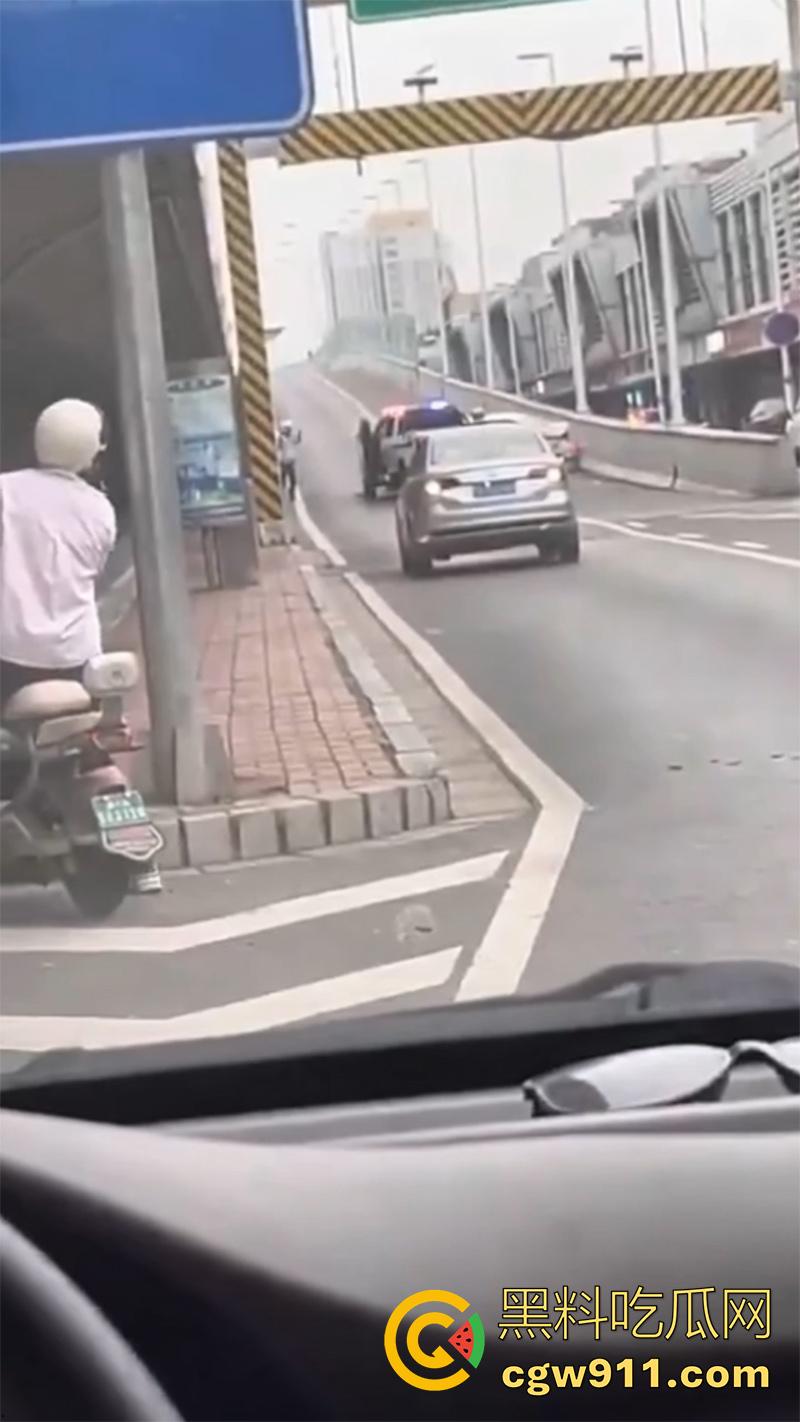 石家庄和平路高架,一男子抢夺了一辆警车,一路连撞数人,最终被多辆警车合力逼停,现场多人受伤。