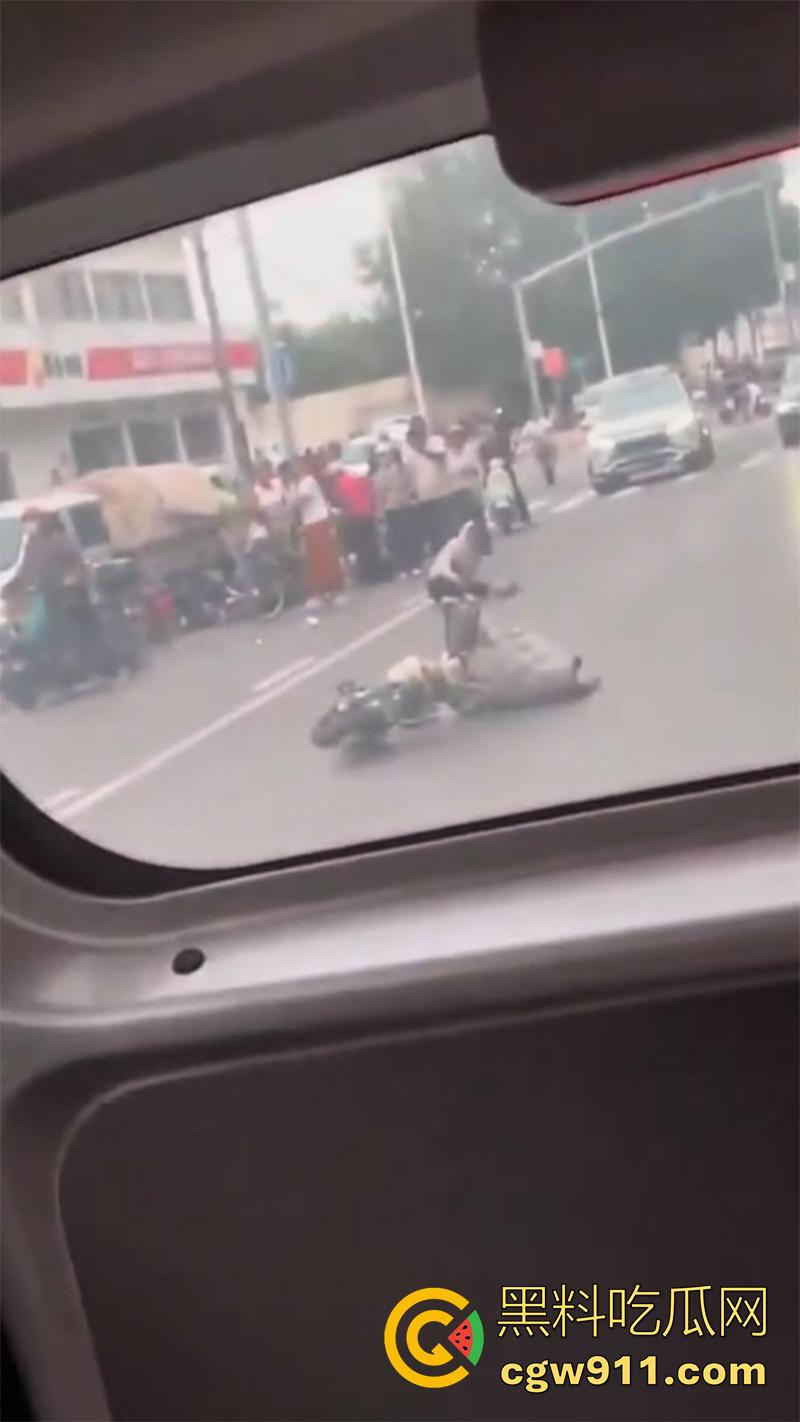 石家庄和平路高架,一男子抢夺了一辆警车,一路连撞数人,最终被多辆警车合力逼停,现场多人受伤。